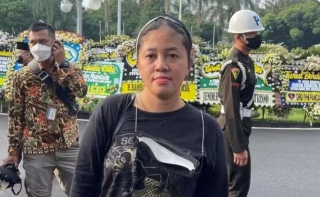 Pawang hujan Mandalikan, Mbak Rara muncul di pemakaman Emmeril Khan Mumtadz, putra Gubernur Jawa Barat Ridwan Kamil. (Foto: Istimewa)