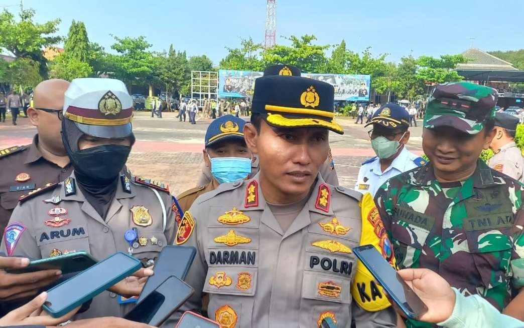 Kapolres Tuban, AKBP Darman didampingi Dandim dan Satlantas Polres Tuban memberikan keterangan soal pencegahan sapi tertular PMK masuk Tuban. (Foto: Khoirul Huda/Ngopibareng.id)