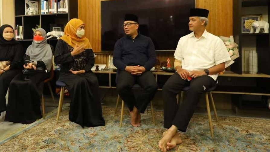 Gubernur Jawa Timur, Khofifah Indar Parawansa saat bertakziah ke kediaman Gubernur Jawa Barat Ridwan Kamil di Gedung Pakuan, Bandung, Minggu 12 Juni 2022 malam. (Foto: Istimewa)