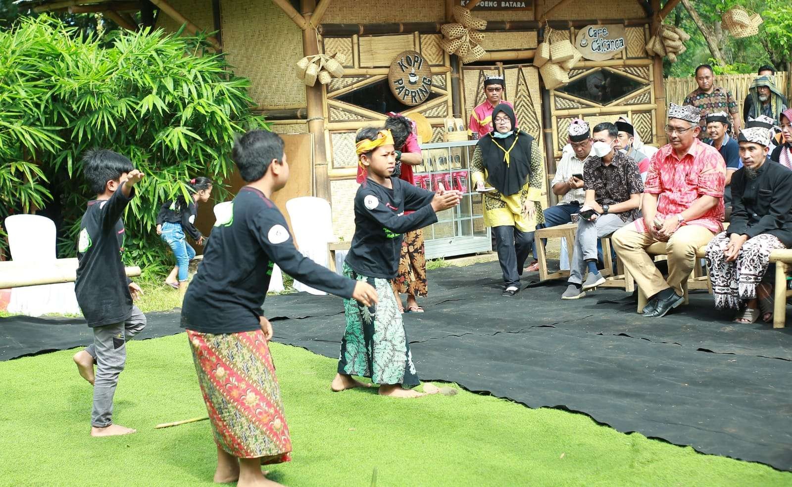 Tim dari Kemendikbudristek menyaksikan tarian yang disuguhkan anak-anak Sekolah Adat Kampoeng Batara. Kampoeng Batara jadi contoh pengembangan kurikulum sekolah adat (foto:istimewa)