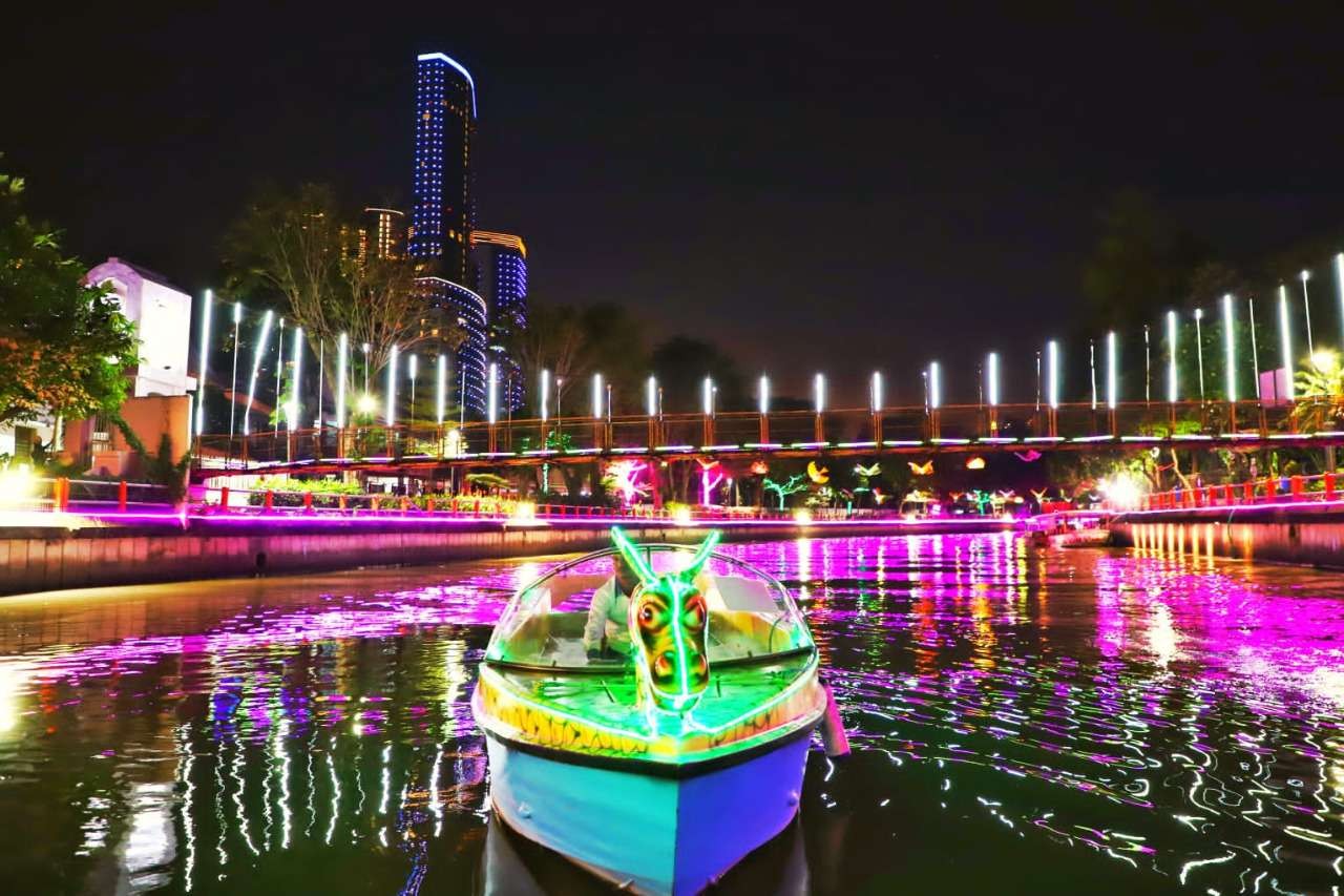 Pemandangan Sungai Kalimas setelah Walikota Eri Cahyadi mempercantik kawasan sekitar sungai ini. (Foto: dok. Humas Pemkot Surabaya)