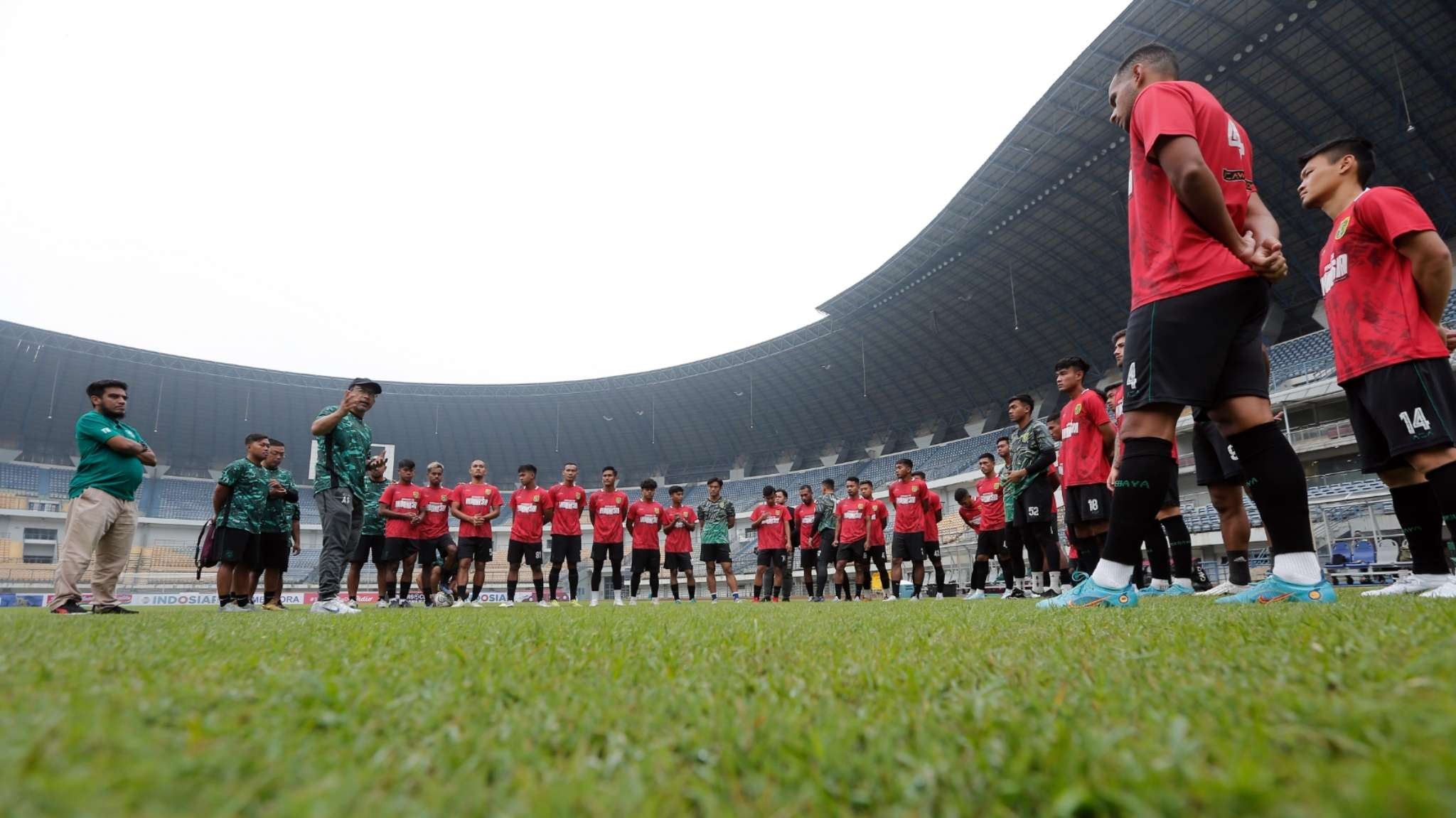 Skuat Persebaya usai menjalani latihan di Stadion Gelora Bandung Lautan Api, Bandung. (Foto: Istimewa)