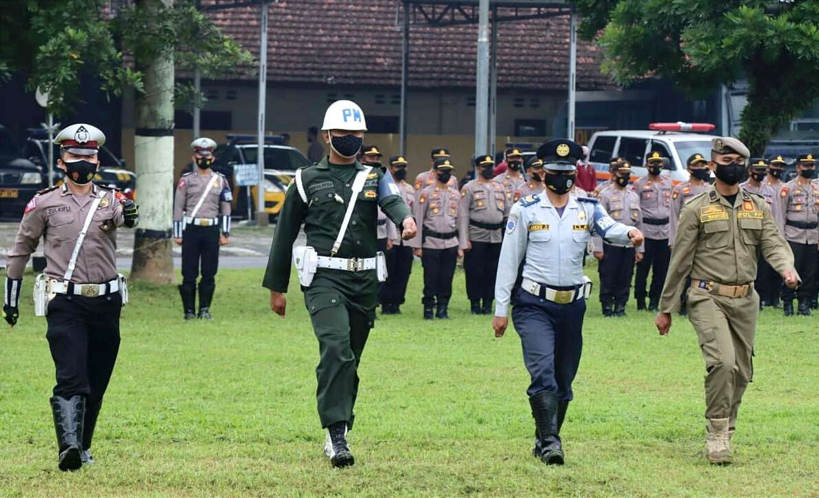 Petugas gabungan Polres, TNI, Dishub, Satpol PP, BPBD, dan Disnakkan Bondowoso apel Operasi Patuh Semeru 2022 di Mapolres Bondowoso, Jawa Timur. (Foto: Guido Saphan/Ngopibareng.id)