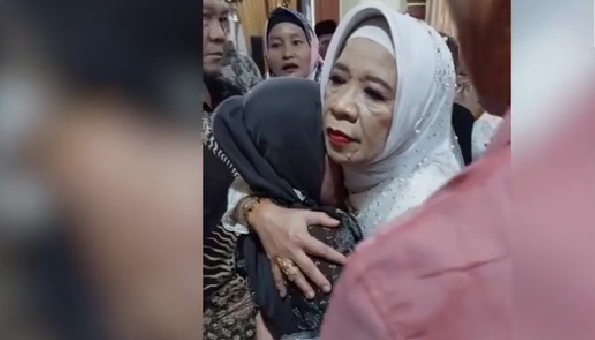 Video pencuri perempuan yang tertangkap saat beraksi di hajatan dalam rumah eks Pj Bupati Lampung Timur Tauhidi, viral di media sosial. (Foto: Tangkapan layar)