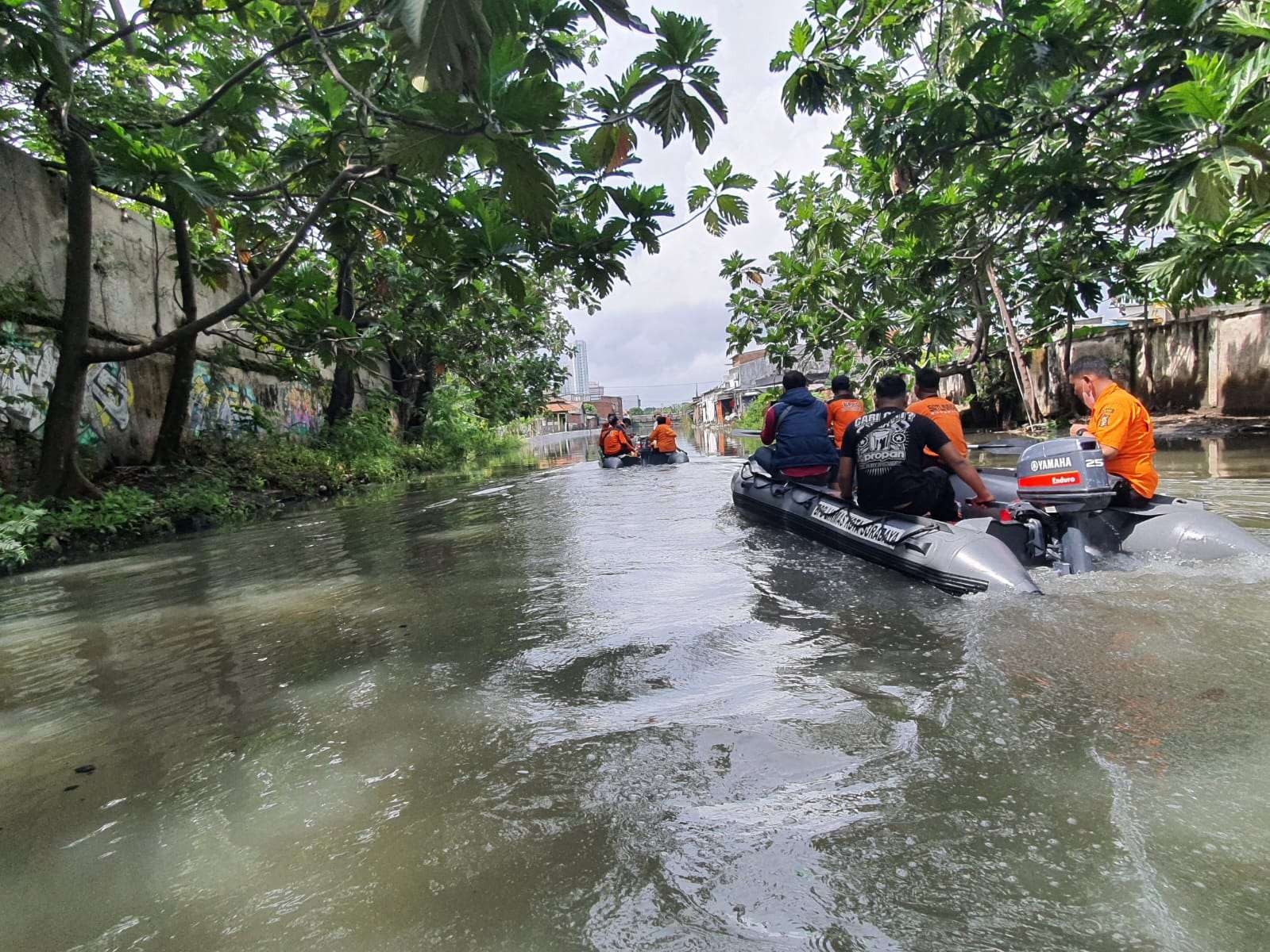 Genangan dan pembersihan saluran yang dilakukan Pemkot Surabaya. (Foto: Istimewa)