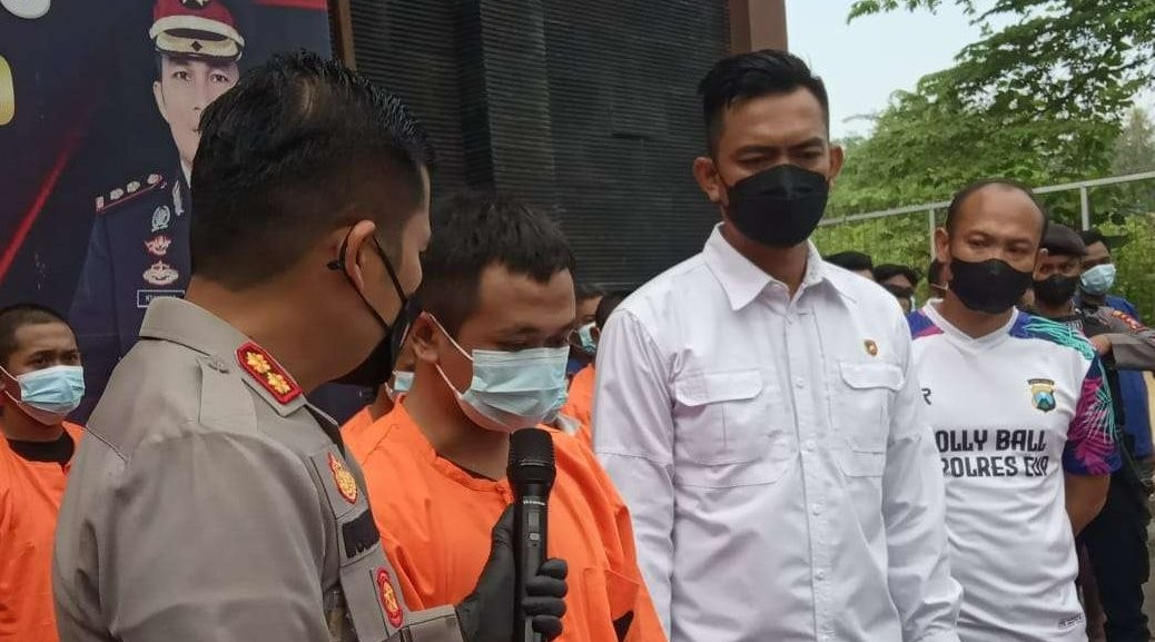 Kapolres Bojonegoro AKBP Muhammad saat memintai keterangan SE, tersangka pencuri mobil dinas Bupati Bojonegoro, saat berada di Markas Polres Bojonegoro.(Foto: Sujatmiko/Ngopibareng.id)