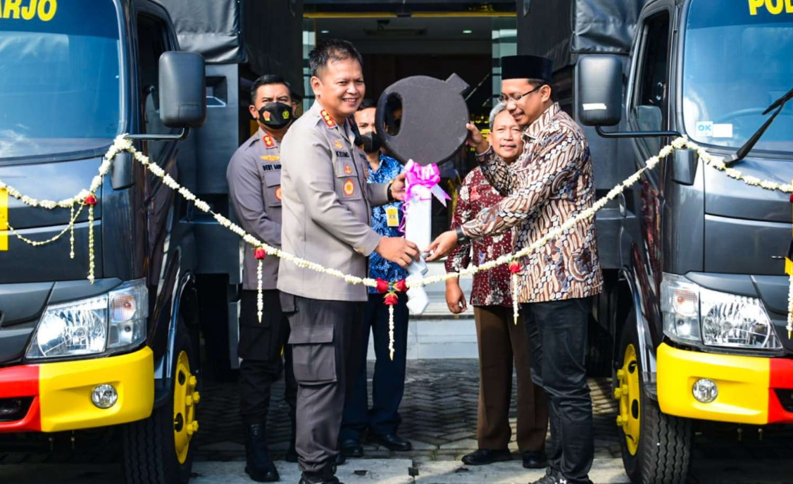 Penyerahan truk operasional Pilkades oleh Bupati Sidoarjo (Foto: istimewa)