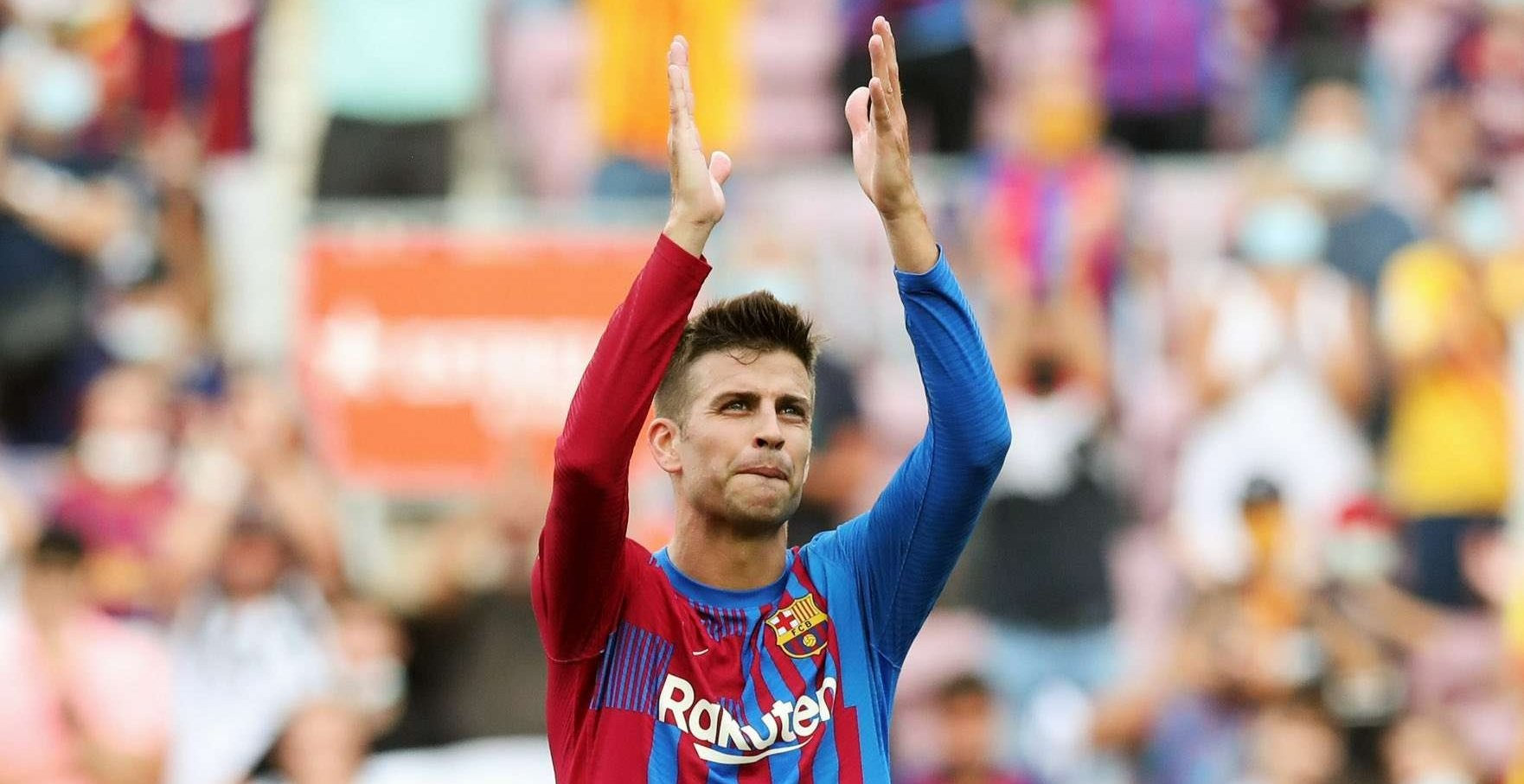 Gerard Pique rela gajinya kembali dipotong demi bertahan di Barcelona. (Foto: Twitter/@3gerardpique)