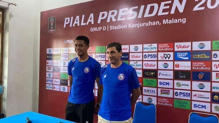 Pelatih Kepala Arema FC, Eduardo Almeida (kanan) saat sesi jumpa pers (Foto: Lalu Theo/Ngopibareng.id)