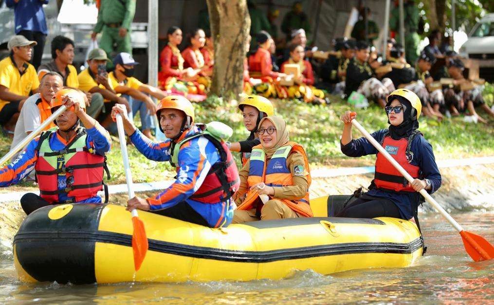 Bupati Banyuwangi Ipuk Fiestiandani mengarungi sungai Dam Limo dengan Perahu karet saat membuka Festival Oling River Food (Foto: Istimewa)