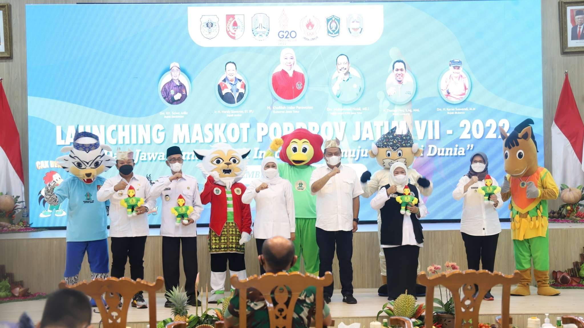 Gubernur Jawa Timur, Khofifah Indar Parawansa bersama Ketua KONI Jatim M Nabil dan empat kepala daerah atau yang mewakili saat launching logo dan maskot Porprov VII Jatim di Pendopo Kabupaten Jember, Selasa 14 Juni 2022. (Foto: Fariz Yarbo/Ngopibareng.id)