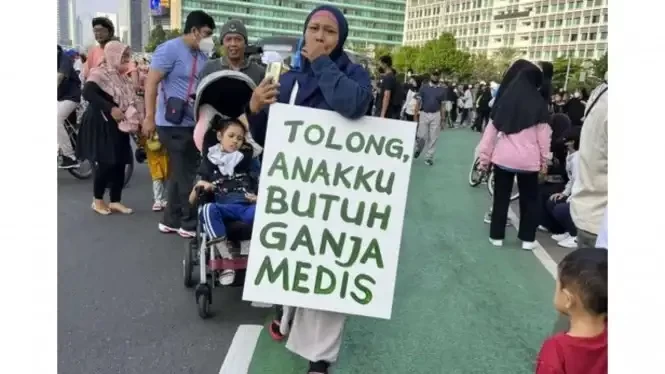 Ilustrasi seorang ibu di acara CFD minta bantuan ganja medis untuk anaknya.(Foto: Istimewa)