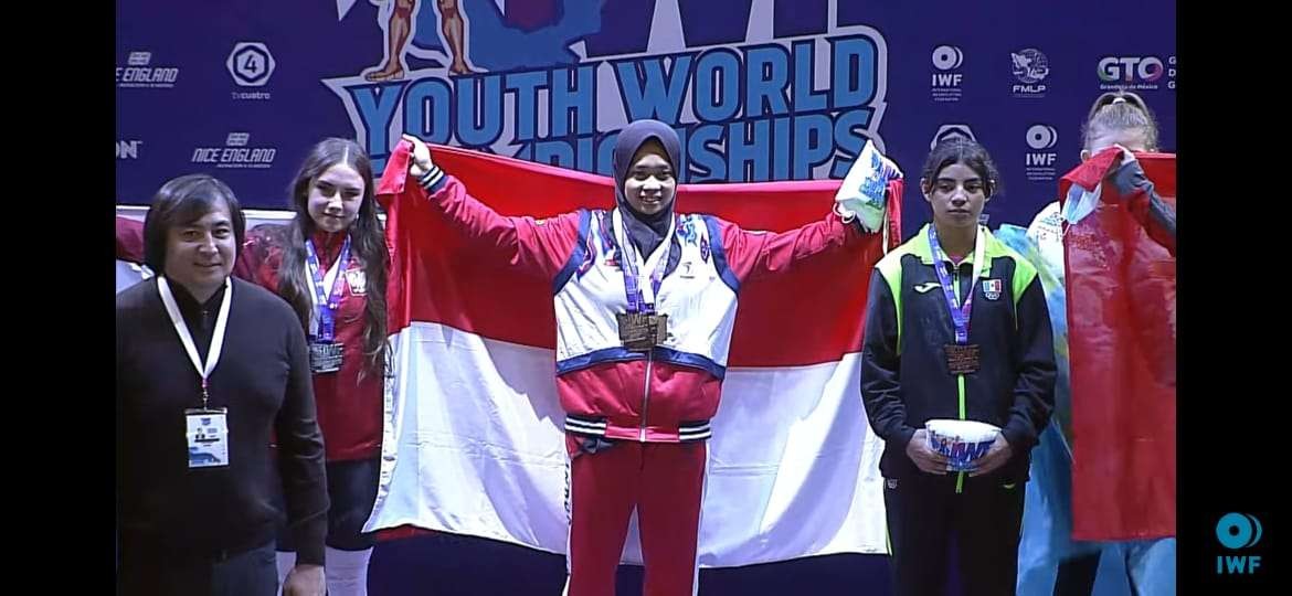 Lifter Jatim, Luluk Diana saat meraih medali emas di kelas 49 Kg putri pada ajang Kejuaraan Dunia Remaja 2022 di Mexico. (Foto: Tangkapan Layar)