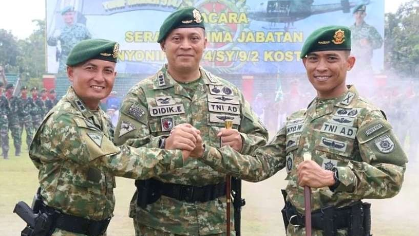 Danyonif Raider 514/SY Kostrad lama Letkol Inf Sumardi (kiri), Danbrigif Raider 9/DY Kostrad Jember, dan Danyonif Raider 514/SY baru Mayor Inf Rinto Wijaya salam komando. (Foto: Guido Saphan/Ngopibareng.id)