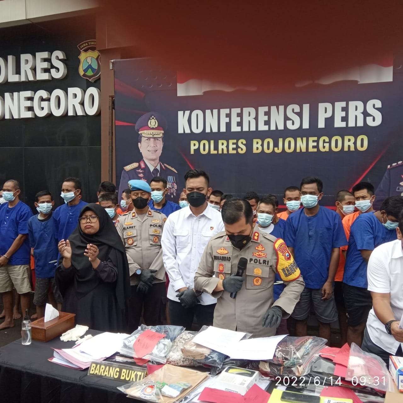 Kapolres Bojonegoro AKBP Muhammad,  menunjukkan tersangka pelaku penyalahgunaan narkoba. (Foto: Sujatmiko/ngopibareng.id)