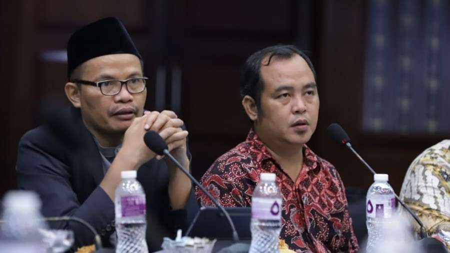 Direktur Urusan Agama Islam dan Pembinaan Syariah Adib (berpeci) menjelaskan rencana Sidang Isbat Awal Zulhijah 1443 H. (Foto: Kemenag)