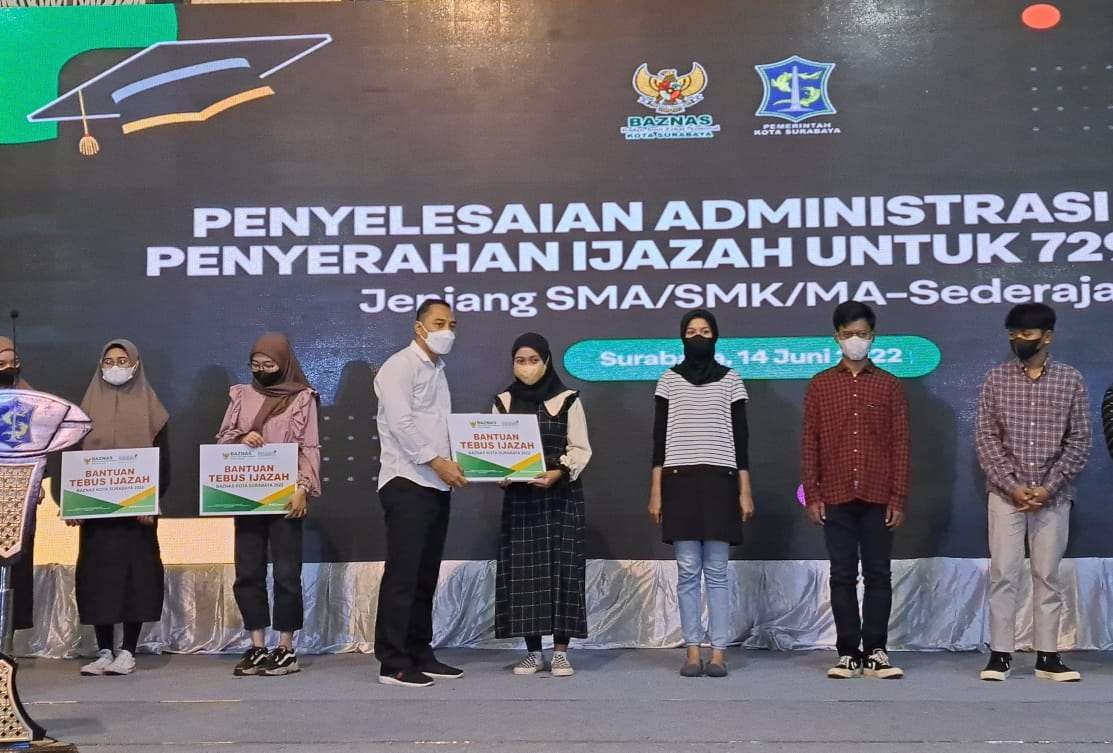 Walikota Surabaya, Eri Cahyadi saat memberikan bantuan tebus ijazah bagi siswa SMA yang belum mengambil ijazah karena tungakan biaya. (Foto: Pita Sari/Ngopibareng.id)