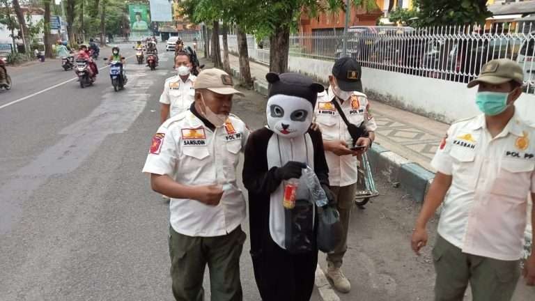 Salah satu badut yang mangkal di Perempatan Purut, Kota Pasuruan terjaring razia. (Foto: Dokumentasi Kota Pasuruan)