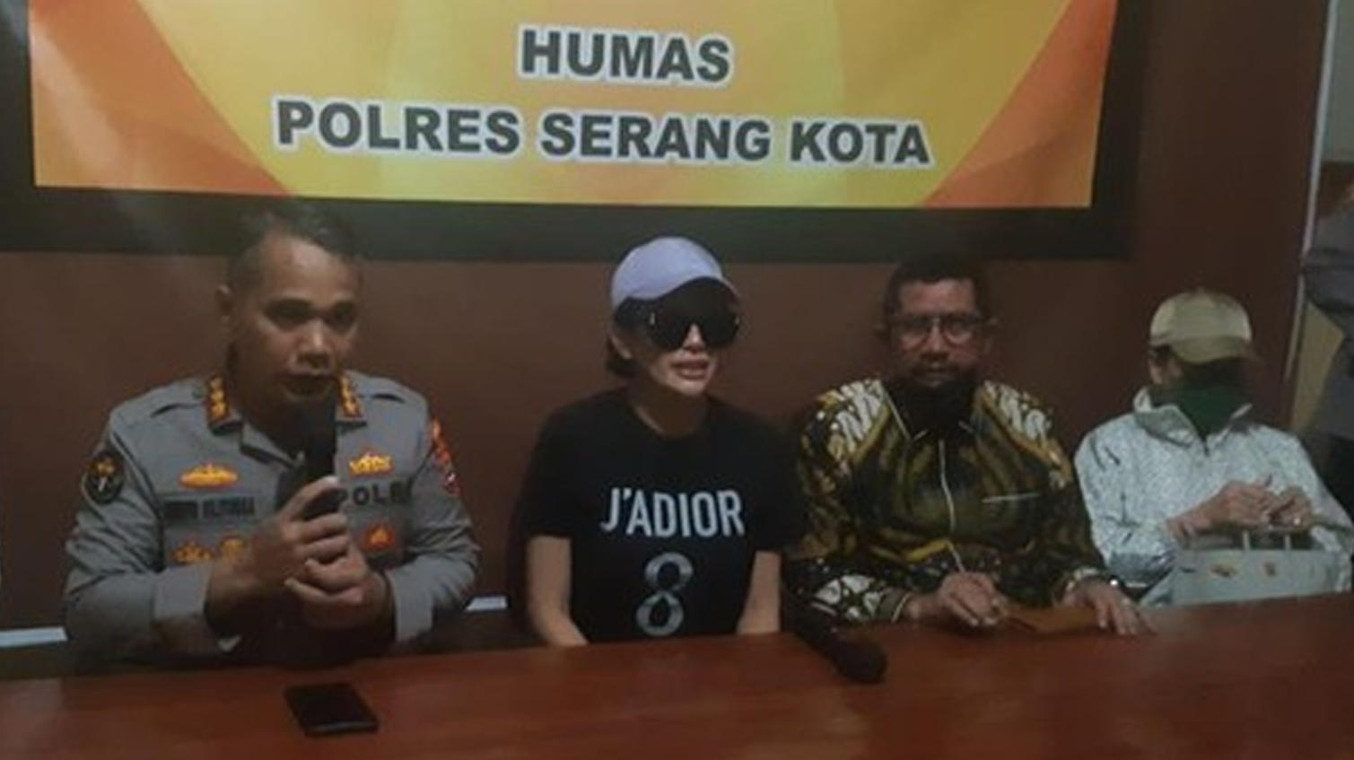 Nikita Mirzani akhirnya menjalani pemeriksaan selama empat jam terkait statusnya sebagai saksi atas laporan Dito Mahendra, pacar Nindy Ayunda. (Foto: Istimewa)