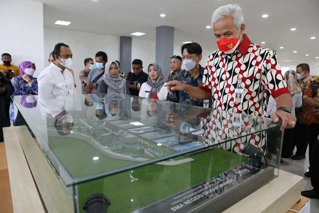 Gubernur Jawa Tengah, Ganjar Pranowo melihat maket SMAN Tawangmangu sebagai sekolah negeri pertama di kaki Gunung Lawu, Rabu 15 Juni 2022. (Foto: Istimewa)