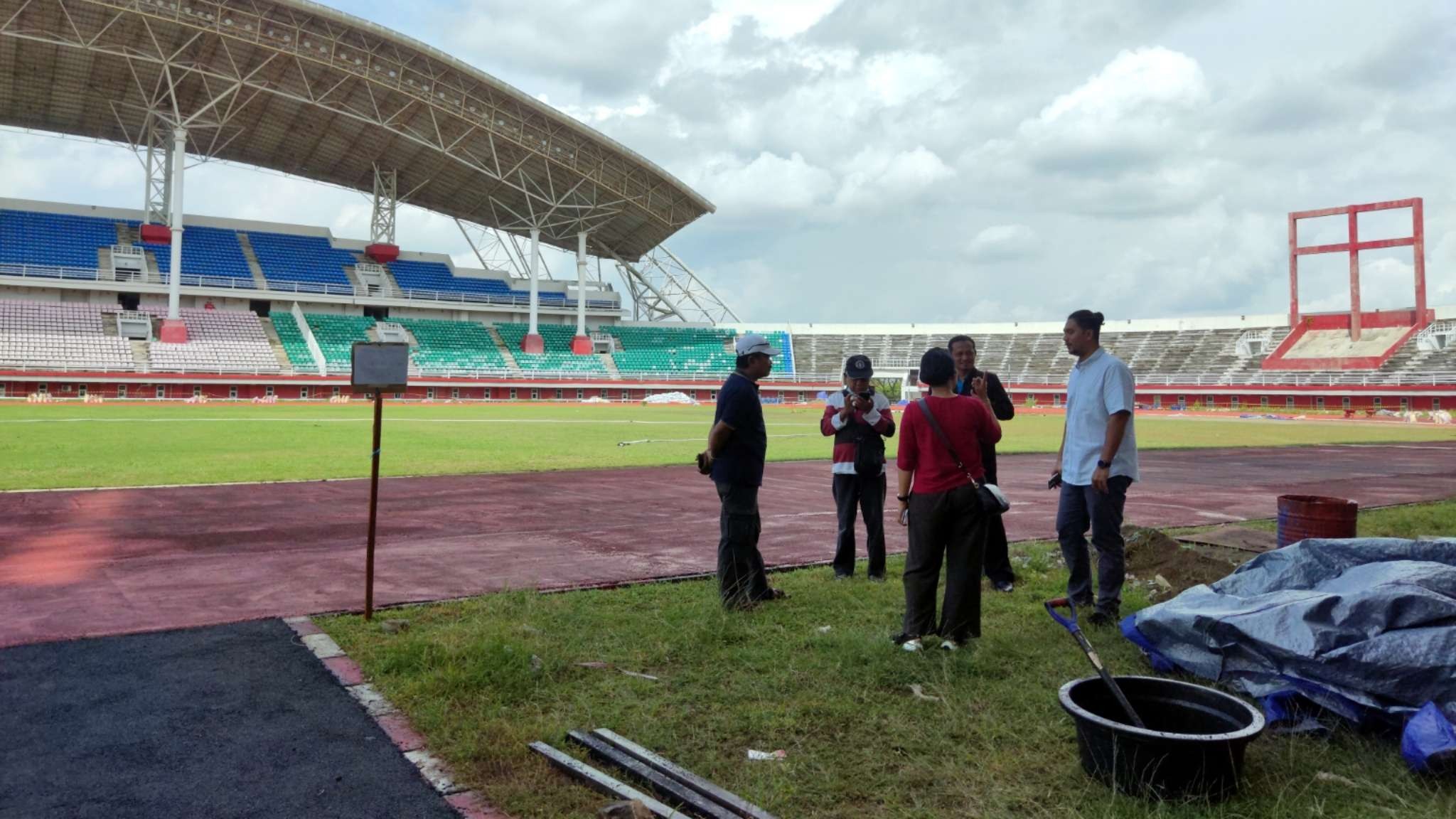 Petugas saat melihat perbaikan Stadion JSG, Jember. (Foto: Fariz Yarbo/Ngopibareng.id)