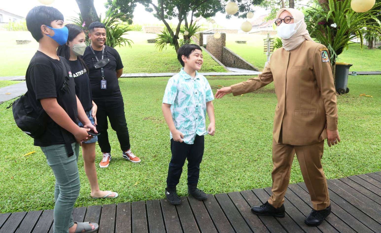 Bupati Banyuwangi berbincang dengan beberapa pemain film yang diadaptasi dari Novel Anak Penangkap Hantu. (Foto: Istimewa)