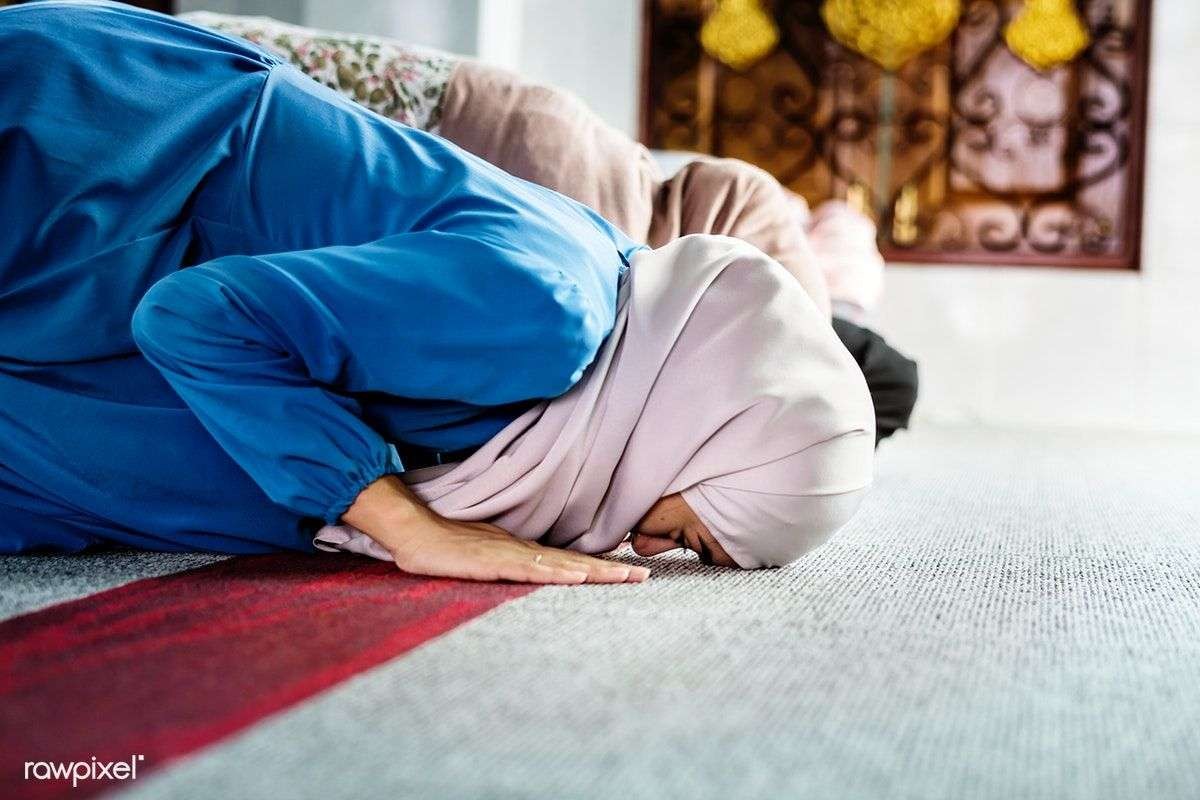 Kaum Muslimah sedang mengerjakan salat berjamaah. (Foto: Istimewa)