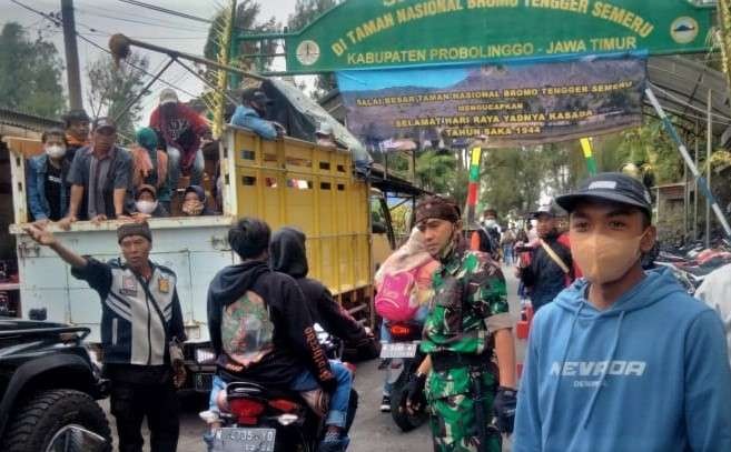 Tim gabungan berjaga-jaga di Dusun Cemorolawang, Desa Ngadisari, Kecamatan Sukapura, Kabupaten Probolinggo yang menjadi pintu masuk menuju Kaldera Bromo. (Foto: Ikhsan Mahmudi/Ngopibareng.id)