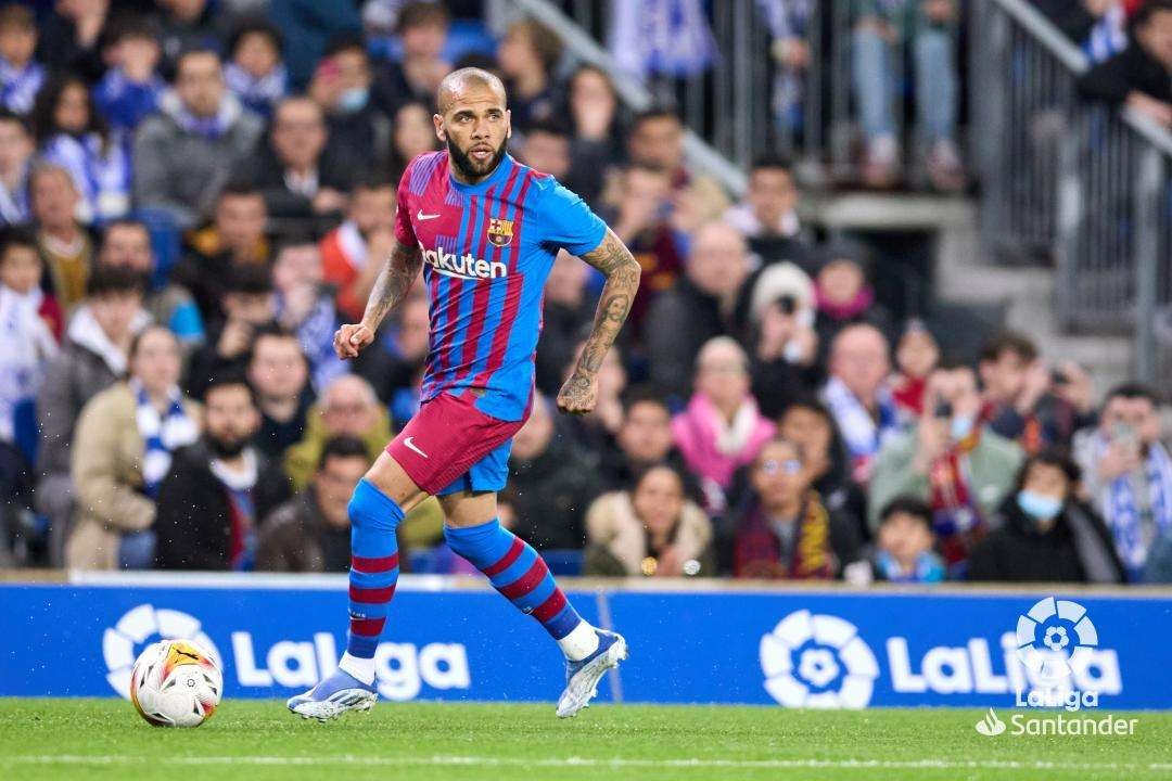 Dani Alves saat memperkuat Barcelona musim lalu.