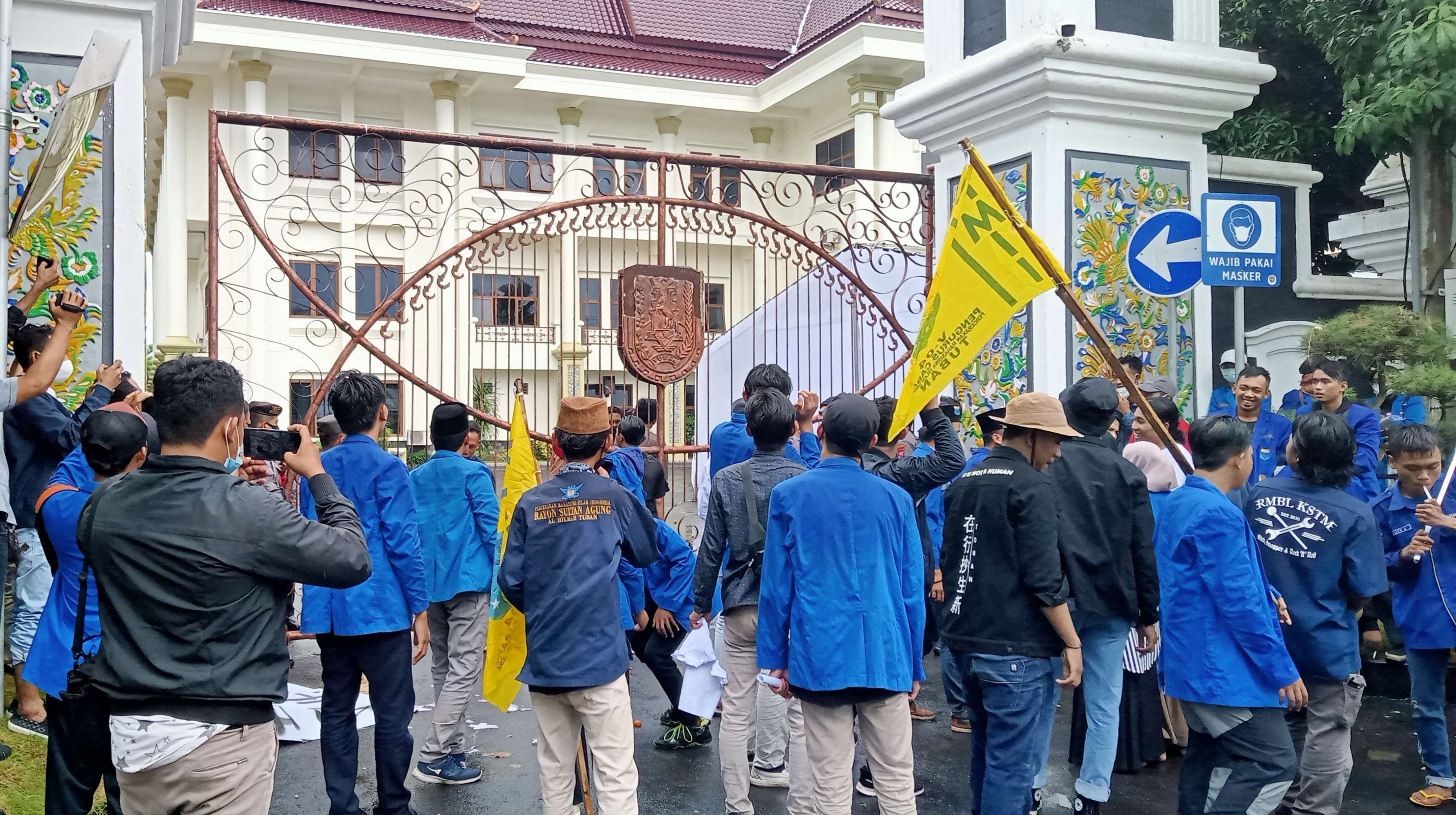 Aksi demo PC PMII Tuban di depan kantor Bupati Tuban (Foto: Khoirul Huda/Ngopibareng.id)