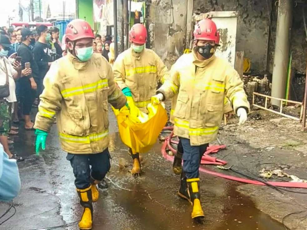 Jenazah korban pom mini di Sidorajo ditemukan berpelukan saat di evakuasi petugas. (Foto: Aini Arifin/Ngopibareng.id)