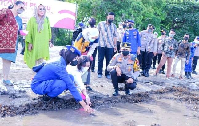 Polres Situbondo melepas 760 ekor anak penyu di Pantai Bama Taman Nasional Baluran, dalam menyambut Hari Bhayangkara ke-76. (Foto: Humas Polres Situbondo)