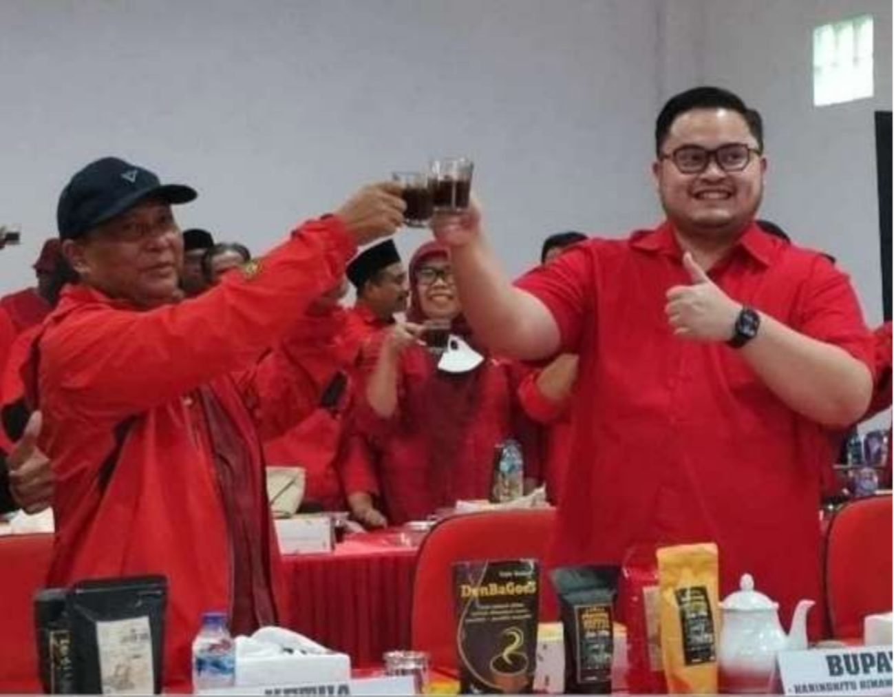 Bupati Kediri Hanindhito Himawan Pramono berusaha mengatasi sampah di Wisata Simpang Lima Gumul yang tampak kotor. (Foto: Fendhy Plesmana/Ngopibareng.id)