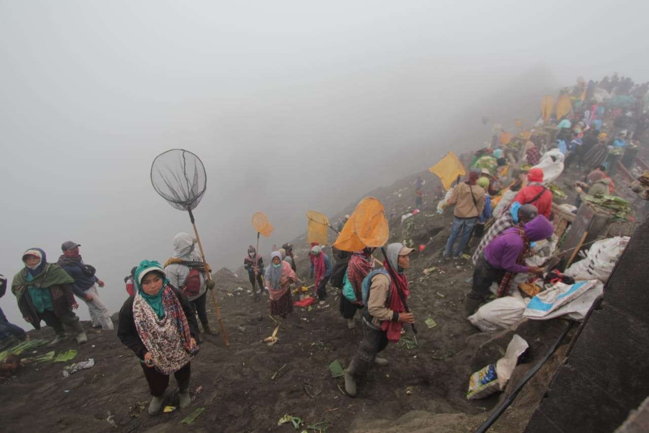 Warga Tengger bersiap “menangkap” sesaji hasil bumi dan peternakan (ongkek) yang dilarung ke kawah Gunung Bromo. (Foto: Ikhsan Mahmudi/Ngopibareng.id)