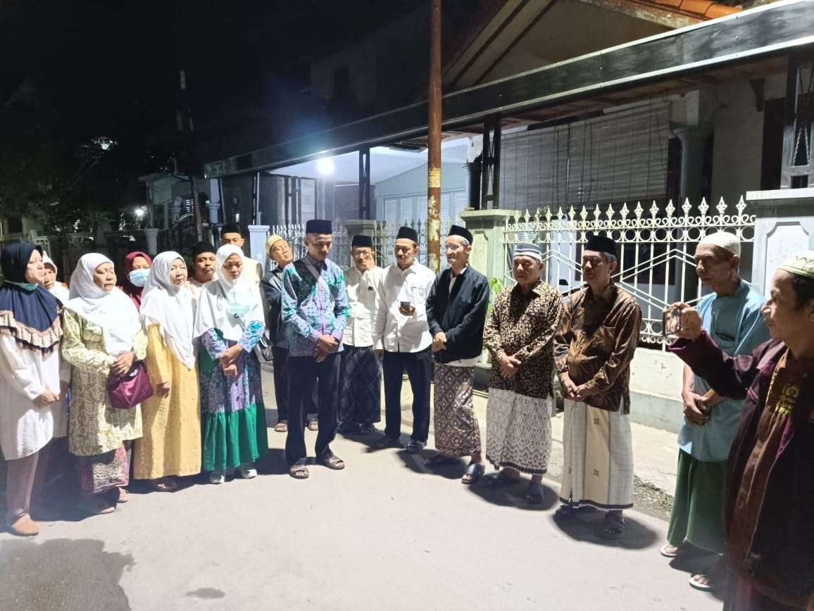 KH Husein Muhamamd dan para santri. (Foto: Istimewa)