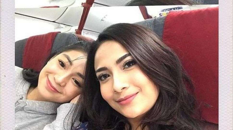 Mayang Sary, mantan asisten Vanessa Angel mengumumkan pindah agam melalui foto pembaptisan dirinya. (Foto: Istimewa)