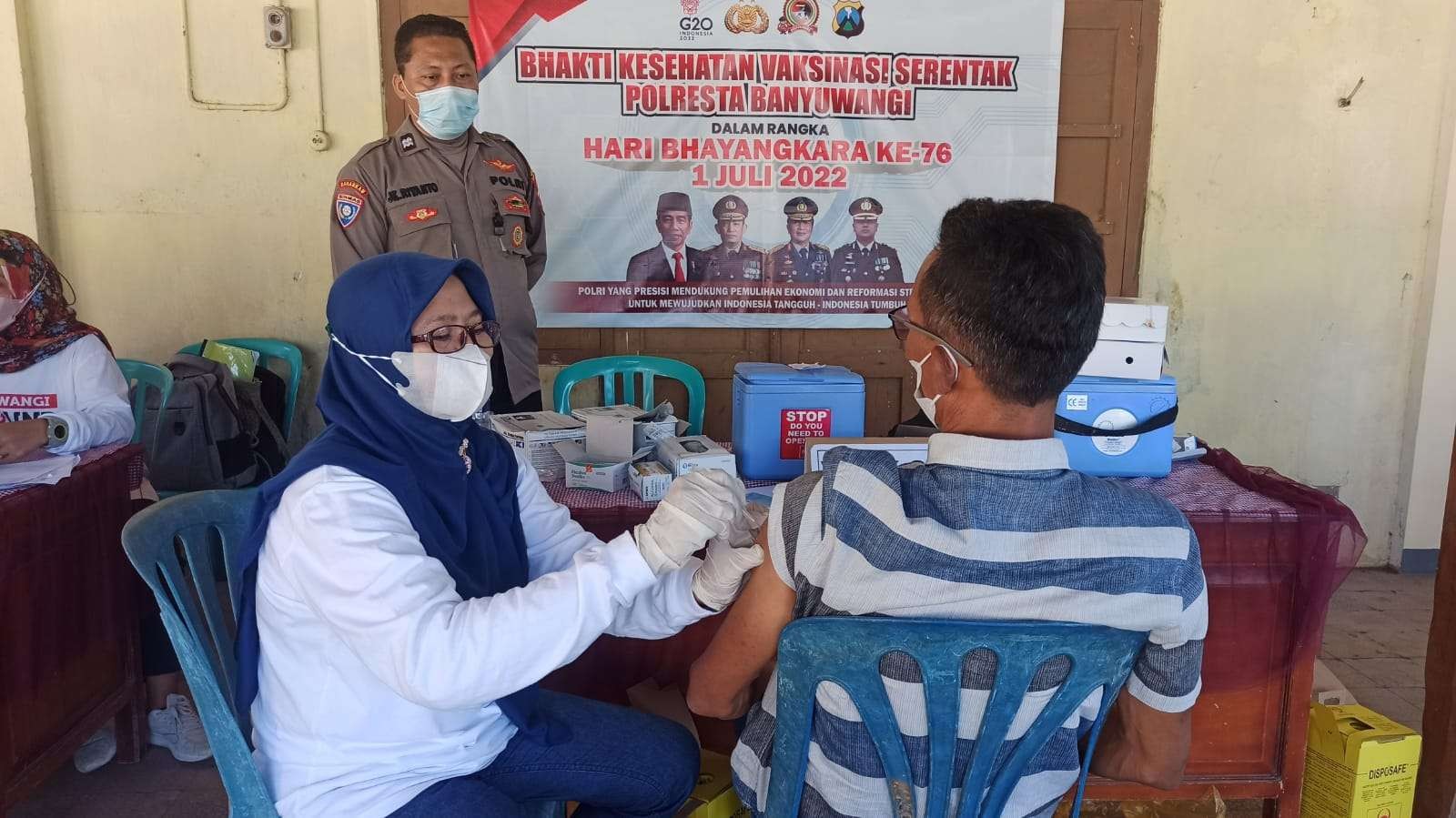 Sumari melakukan vaksinasi booster di Polsek Glagah, Banyuwangi. (Foto: Muh Hujaini/Ngopibareng.id)