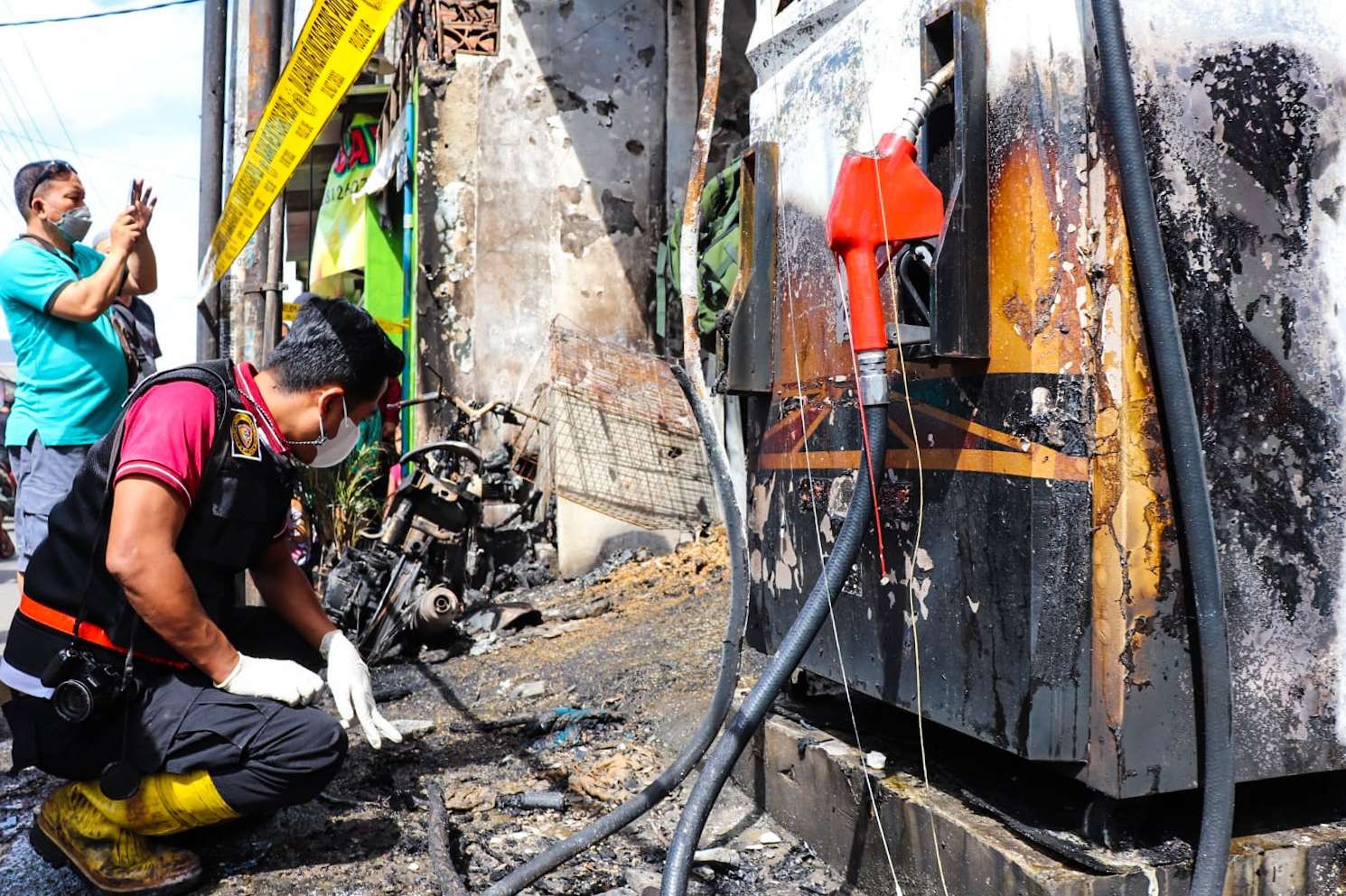 Pom mini usai terbakar. Pom mini meledak di Sidoarjo dua korban tewas ditemukan di kamar mandi. (Foto: Aini Arifin/Ngopibareng.id)