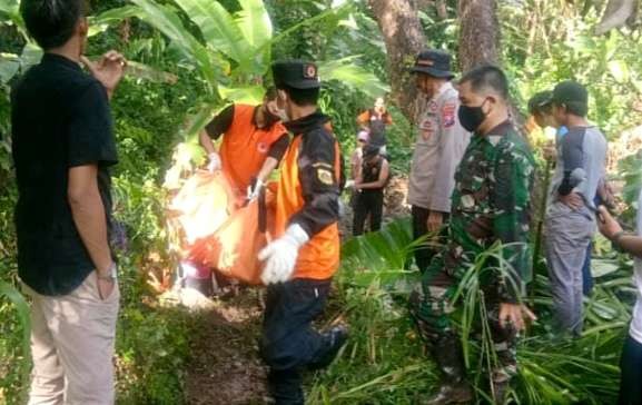 Petugas gabungan Polsek dan Koramil Wringin serta BPBD Bondowoso mengevakuasi mayat kakek Sadin. Pria 72 tahun ini sebelumnya dilaporkan hilang. (Foto: BPBD Bondowoso)