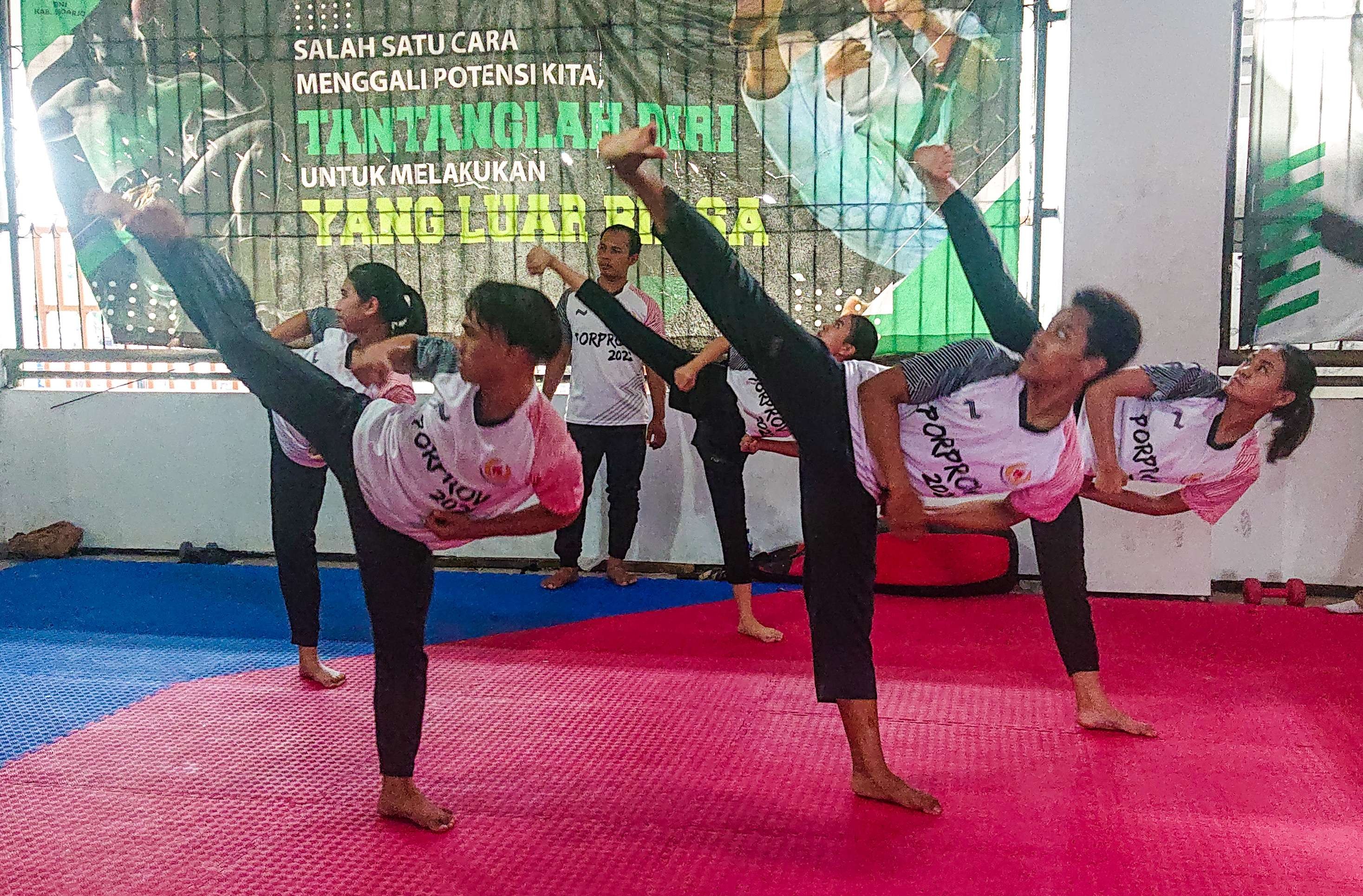 Atlet cabang olahraga (cabor) Taekwondo Sidoarjo ketika latihan Poomsae. Target menyabet lima medali emas di Porprov 2022. (Foto: Aini Arifin/Ngopibareng.id)