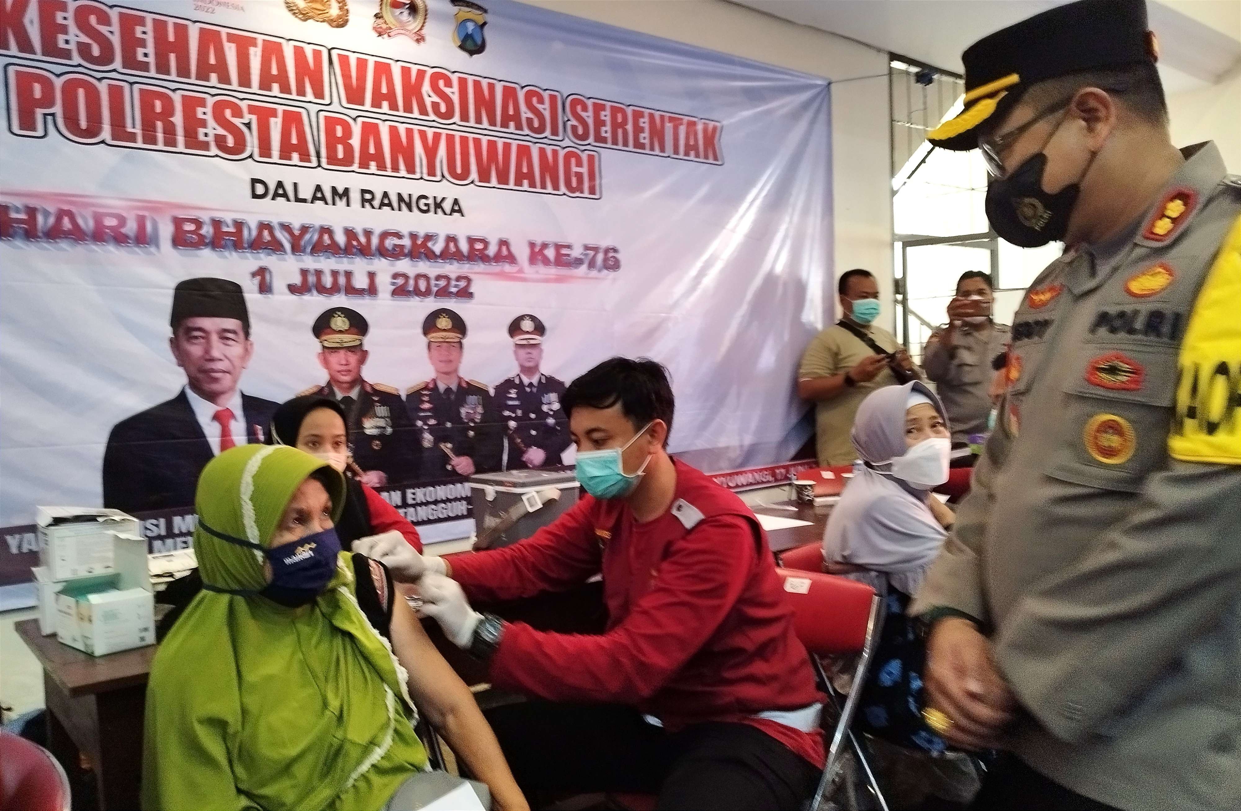 Kapolresta Banyuwangi, AKBP Deddy Foury Millewa meninjau pelaksanaan vaksinasi di Klenteng Hoo Tong Bio di tengah varian baru Covid-19. (Foto: Istimewa)