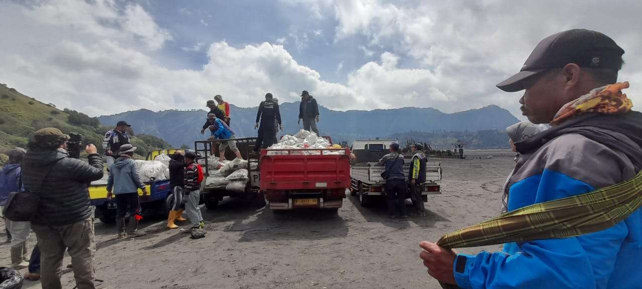 Bersih-bersih Lautan Pasir Bromo pasca Yadnya Kasada menghasilkan sekitar 20 ton sampah. (Foto: Ikhsan Mahmudi/Ngopibareng.id)