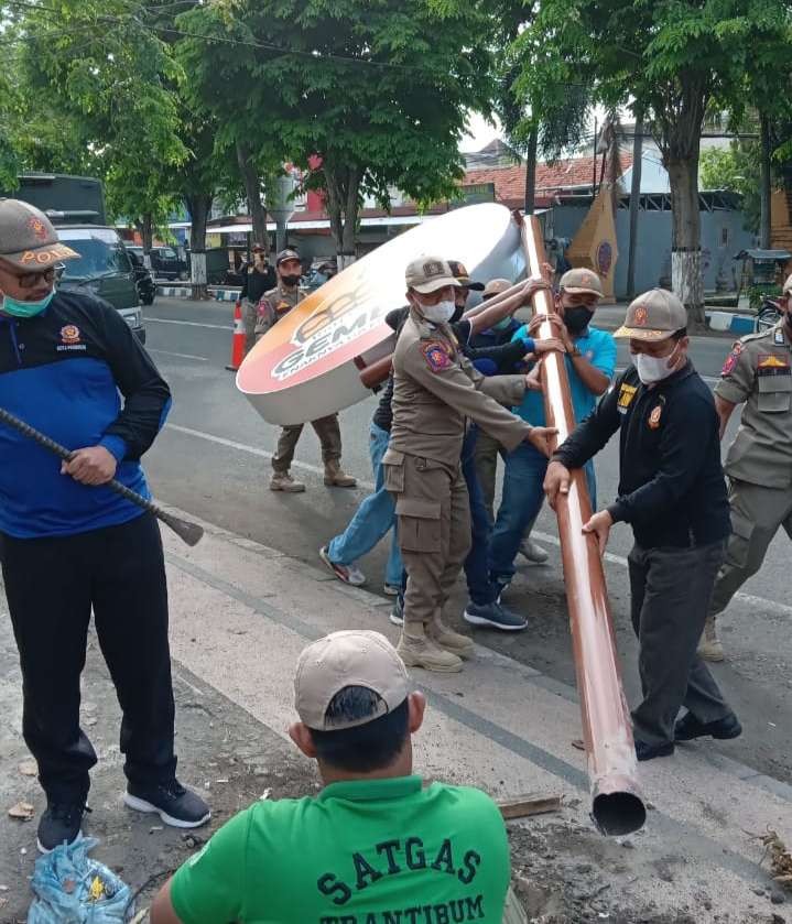 Pemkot Pasuruan menertibkan reklame-reklame tanpa izin. Salah satunya reklame Roti Gembul di jalan Panglima Sudirman. (Foto: Dokumen Kota Pasuruan)