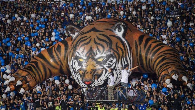 Suporter Persib Bandung memenuhi stadion Gelora Bandung Lautan Api pada laga Persib versus Persebaya. (Foto: Ant)