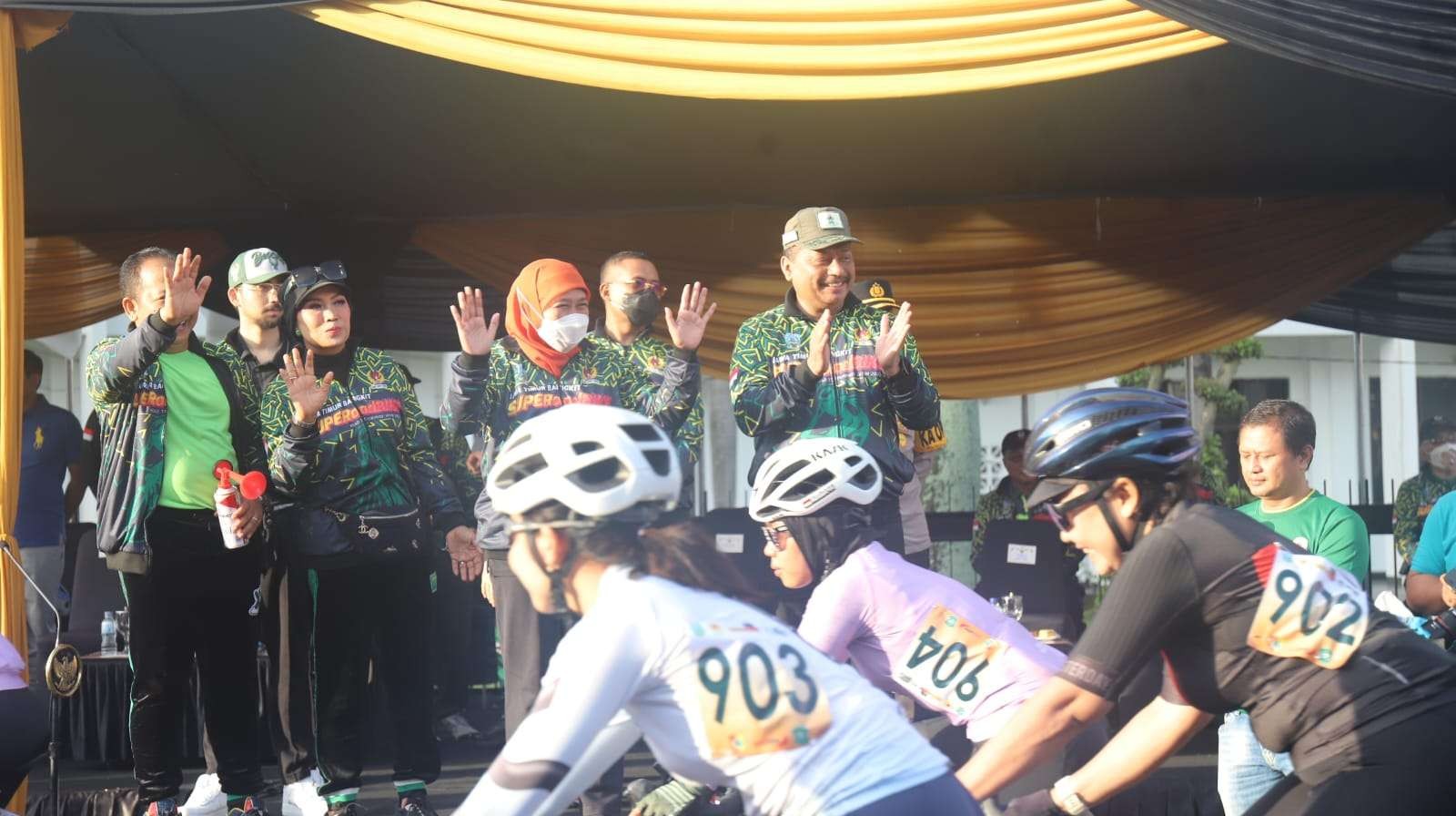 Gubernur Jatim, Khofifah Indar Parawansa bersama Bupati Jember Hendy Siswanto dan Ketua Jatim M Nabil melepas peserta Super Road Bike di Alun-Alun Jember, Sabtu 18 Juni 2022. (Foto: Istimewa)