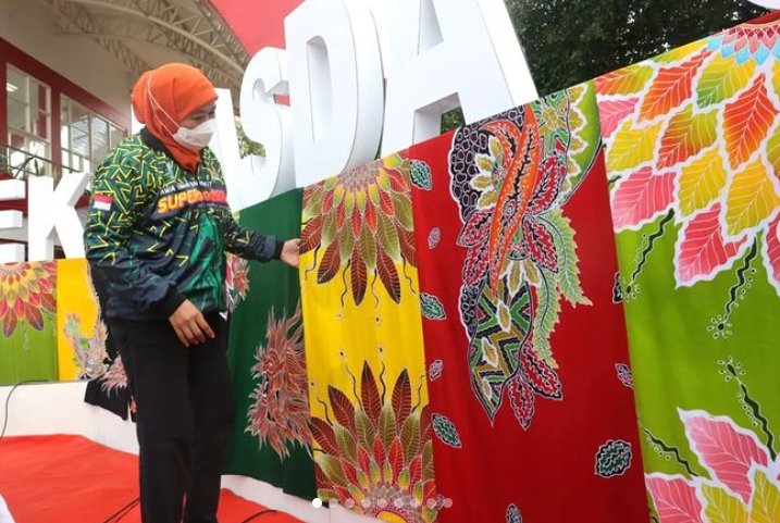 Gubernur Jawa Timur Khofifah Indar Parawansa kepincut dengan keindahan batik Jember. Motifnya unik dan cara pembuatannya juga membutuhkan skill khusus. (foto: Instagram)