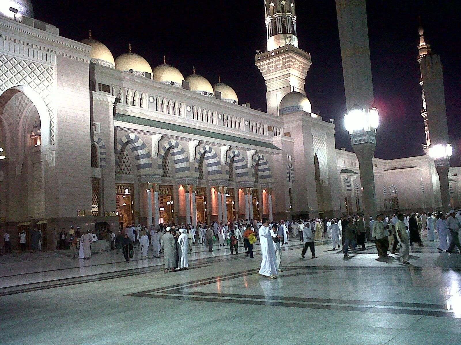 Masjid Nabawi malam hari.