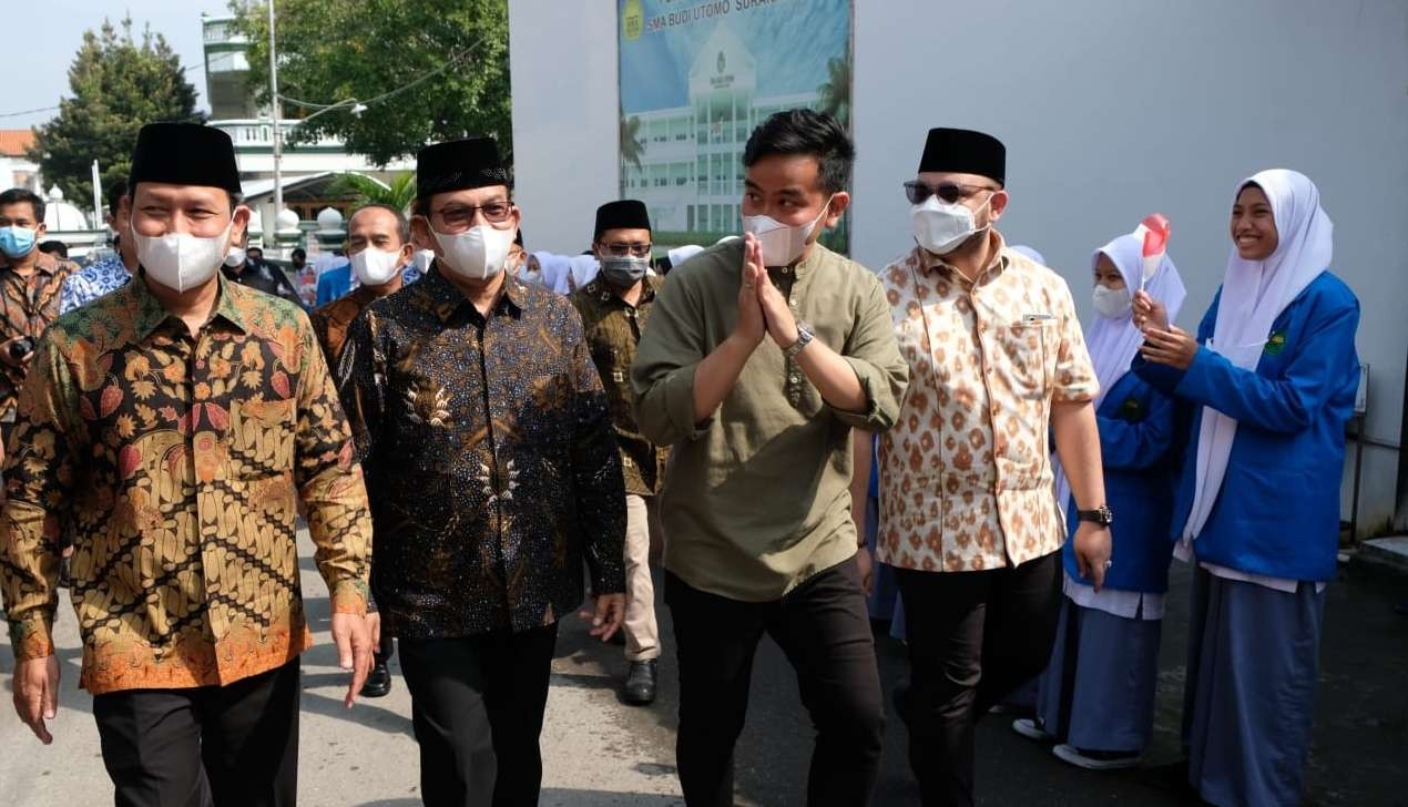 Walikota Solo Gibran Raka Buming Raka disambut pimpinan dan pengasuh Pondok Pesantren - SMA Budi Utomo ( foto: istimewa)