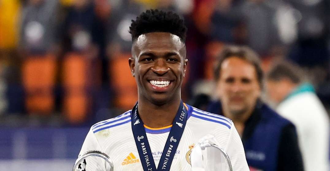 Vinicius Jr terus digoda oleh PSG agar tak perbarui kontrak dengan Real Madrid. (Foto: Twitter/@rea;madrid}