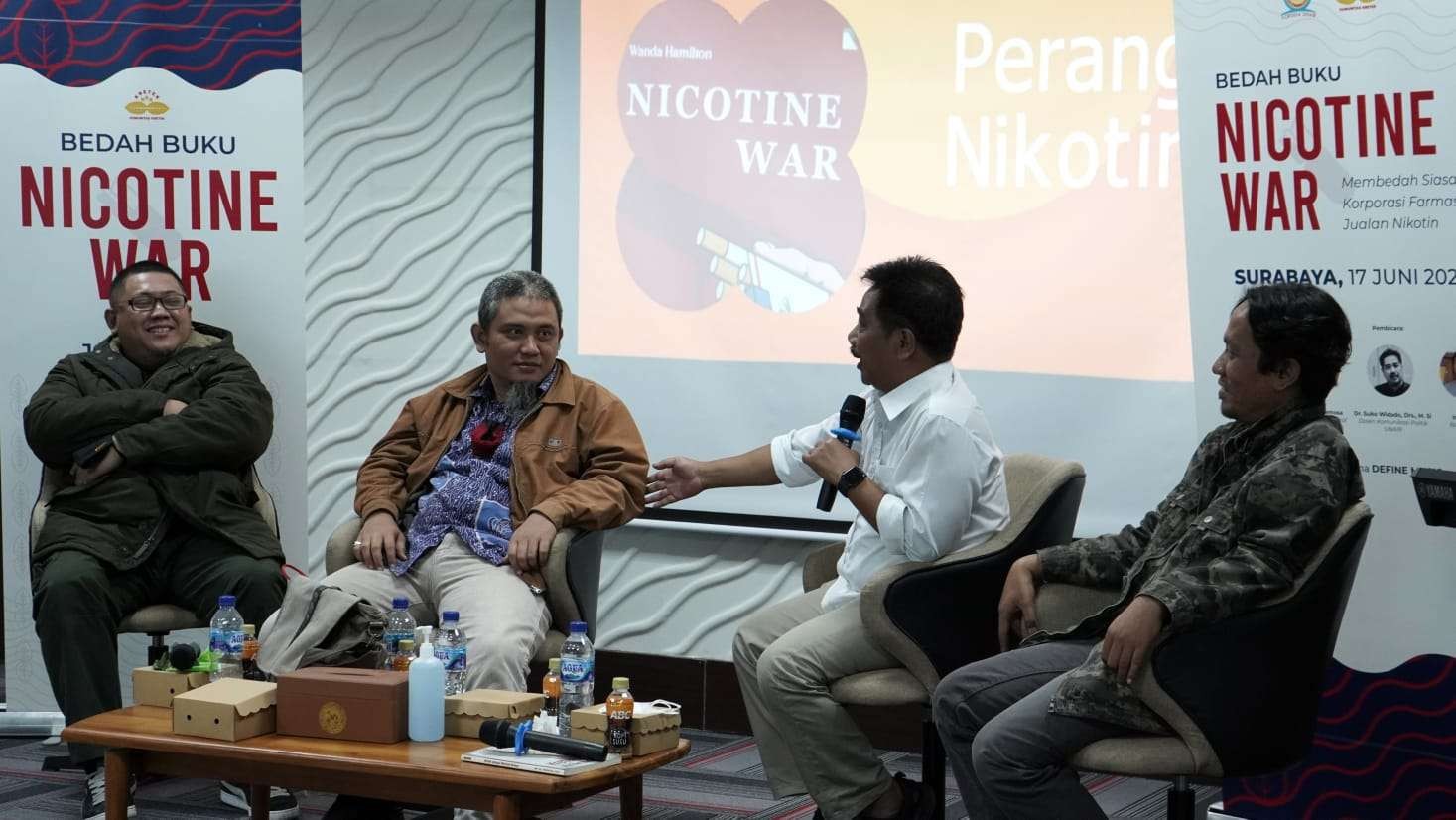 Para pengamat membedah buku Nicotine War karya Wanda Hamilton. (Foto: Istimewa)